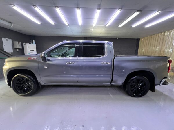 CHEVORELETE SILVERADO 2021 SILVER PETROL