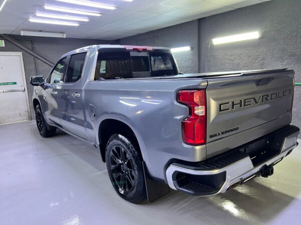 CHEVORELETE SILVERADO 2021 SILVER PETROL